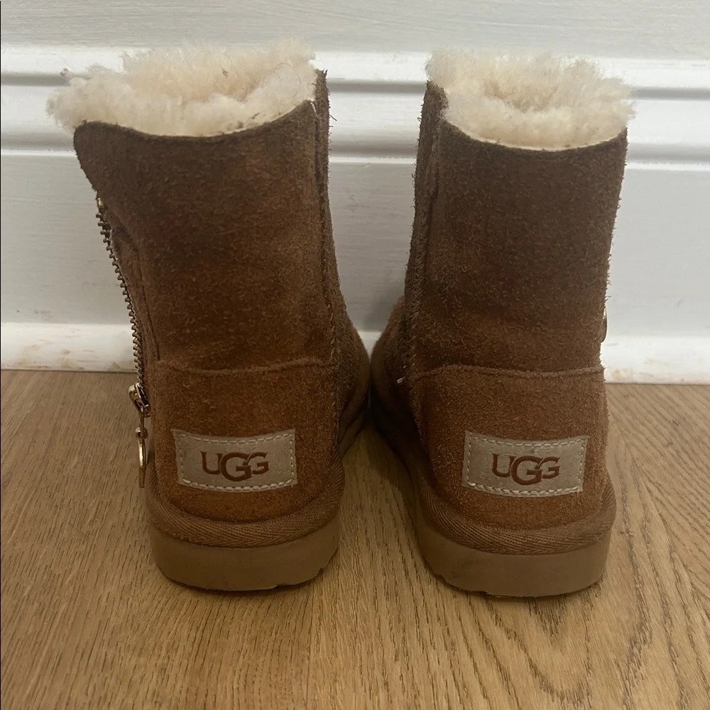 UGG Bailey Zip Short Boot‎ Size 9 Toddler
